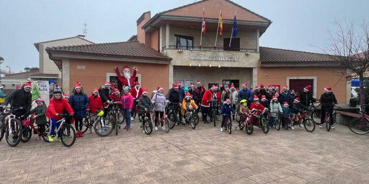 La papanoelada en bici ha reunido a un centenar de vecinos de todas las edades para recorrer las calles de Monterrubio sobre ruedas