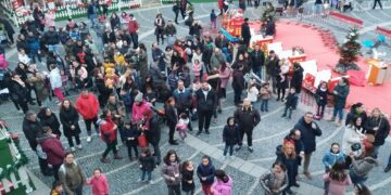 Los niños de Santa Marta disfrutan de una animada fiesta de Nochevieja anticipada