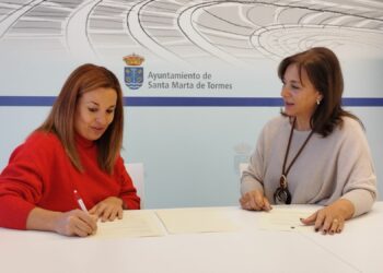 Convenio para ofrecer a los mayores de Santa Marta el servicio de podología a precios más reducidos