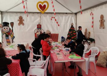 Los niños participan en los talleres navideños organizados por el Ayuntamiento