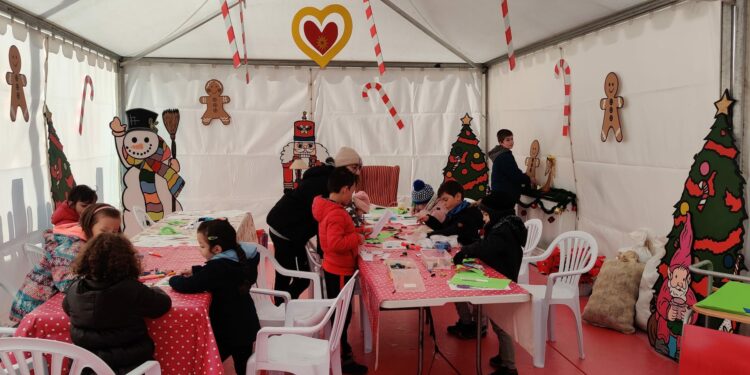 Los niños participan en los talleres navideños organizados por el Ayuntamiento