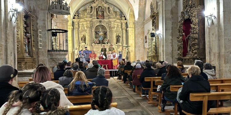 Los vecinos de Villamayor disfrutan con la obra ‘Buscando a Nebrija’ ante la Virgen de los Remedios