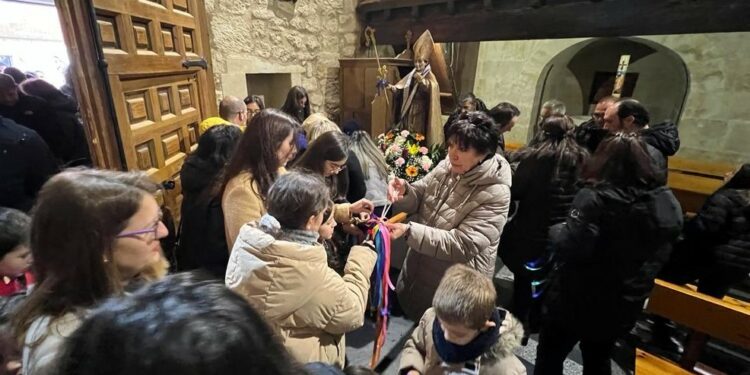 Parrillada solidaria, la bendición de gargantillas y la entrega del bastón de mando centran las fiestas de San Blas y Santa Águeda en Aldeaseca de la Armuña