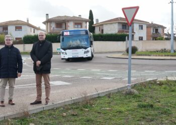 Santa Marta y Carbajosa consiguen paradas a demanda para que los usuarios del ‘búho’ de Valdelagua y Albahonda no tengan que cruzar a pie la carretera de Alba