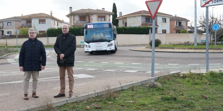 Santa Marta y Carbajosa consiguen paradas a demanda para que los usuarios del ‘búho’ de Valdelagua y Albahonda no tengan que cruzar a pie la carretera de Alba