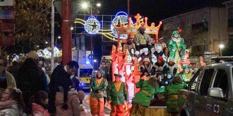 Sus Majestades los Reyes Magos llenan de magia y de ilusión el recorrido de la Cabalgata de Santa Marta