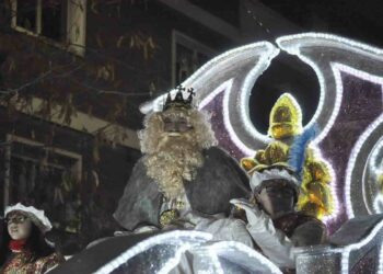 Sus Majestades los Reyes Magos llenan de magia y de ilusión el recorrido de la Cabalgata de Santa Marta