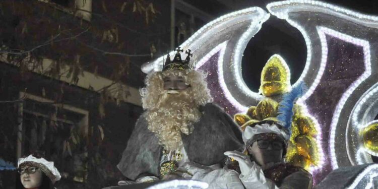 Sus Majestades los Reyes Magos llenan de magia y de ilusión el recorrido de la Cabalgata de Santa Marta
