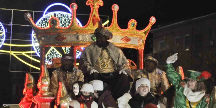 Sus Majestades los Reyes Magos llenan de magia y de ilusión el recorrido de la Cabalgata de Santa Marta