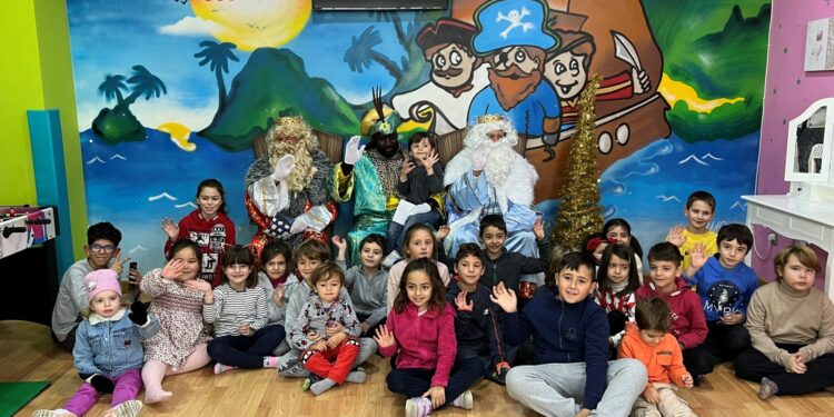 Los más pequeños de Cabrerizos reciben la visita adelantada de los Reyes Magos