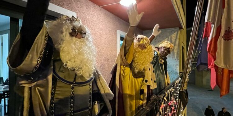 El espectacular desfile de luz y color de los Reyes Magos de Carbajosa reúne a más de 4.500 personas
