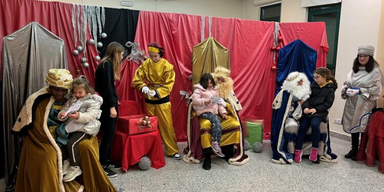 Los Reyes Magos reciben a los niños de Carbajosa y los jóvenes se divierten en el castillo ninja gigante