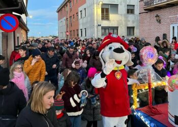 Multitud de vecinos salen a recibir a los Reyes Magos en Castellanos al ritmo de la batucada navideña
