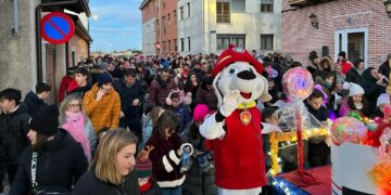 Multitud de vecinos salen a recibir a los Reyes Magos en Castellanos al ritmo de la batucada navideña