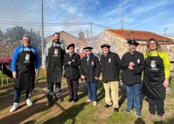 Cientos de vecinos de Doñinos degustan 130 kilos de chichas y probadura ibérica en la cita anual con la matanza tradicional