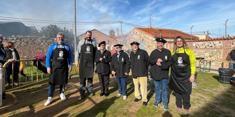 Cientos de vecinos de Doñinos degustan 130 kilos de chichas y probadura ibérica en la cita anual con la matanza tradicional