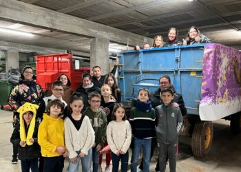 Los vecinos de Doñinos decoran las carrozas de los Reyes Magos