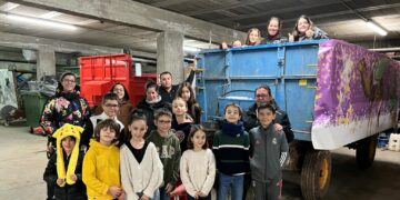 Los vecinos de Doñinos decoran las carrozas de los Reyes Magos