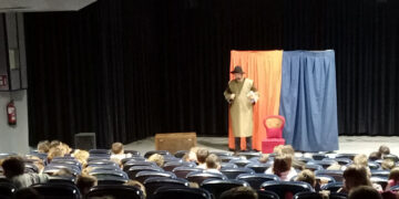 ‘El sillón mágico’ y sus personajes conquista a los alumnos de Santa Marta