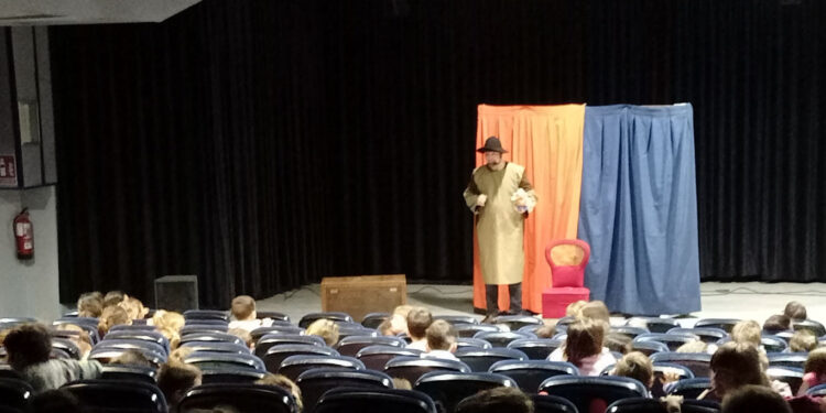 ‘El sillón mágico’ y sus personajes conquista a los alumnos de Santa Marta