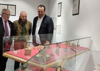 Las manos de Rodríguez Lemus convierten la madera y el hueso en obras de arte