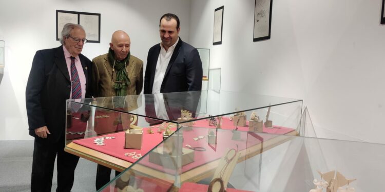 Las manos de Rodríguez Lemus convierten la madera y el hueso en obras de arte