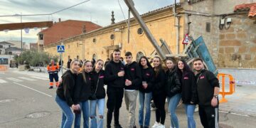 Los Quintos cumplen con la tradición y corren las cintas para celebrar su fiesta