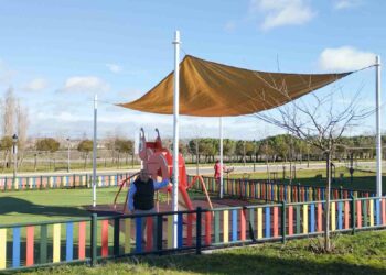 El Ayuntamiento da respuesta a las demandas vecinales con la instalación de sombra en el parque de Aldebarán