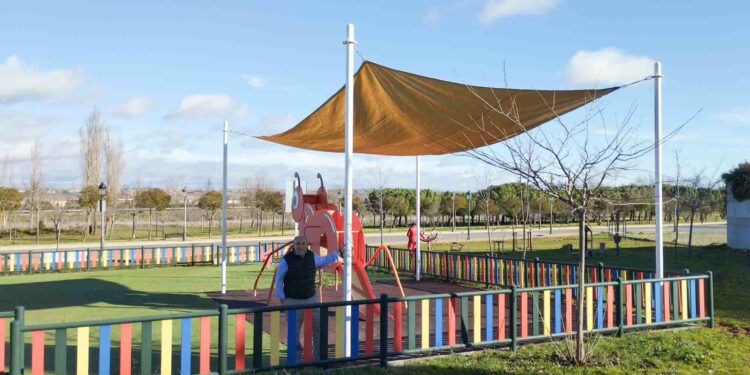 El Ayuntamiento da respuesta a las demandas vecinales con la instalación de sombra en el parque de Aldebarán