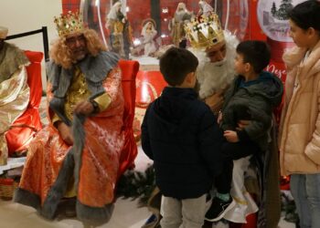 Los niños de Santa Marta ponen sus deseos en manos de los Reyes Magos de Oriente