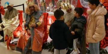 Los niños de Santa Marta ponen sus deseos en manos de los Reyes Magos de Oriente