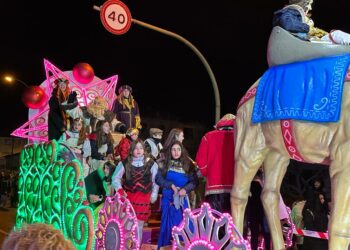 Los Reyes Magos deslumbran a los más pequeños a su paso por Villamayor