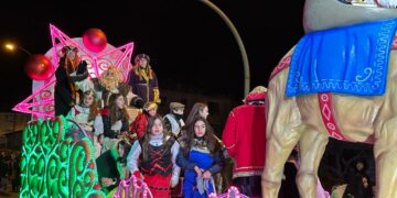 Los Reyes Magos deslumbran a los más pequeños a su paso por Villamayor