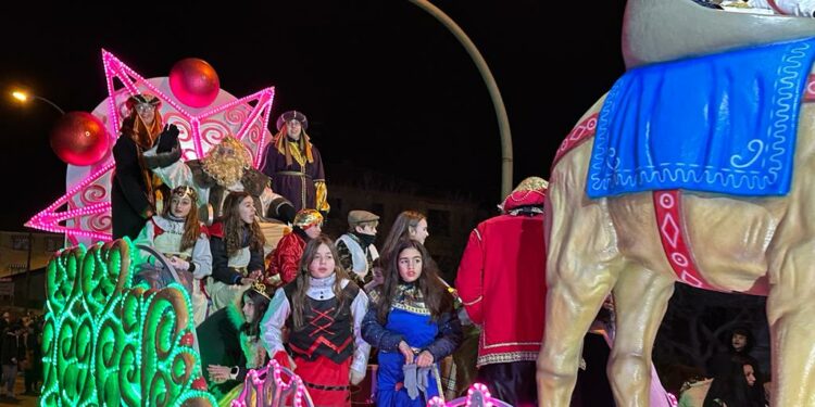 Los Reyes Magos deslumbran a los más pequeños a su paso por Villamayor