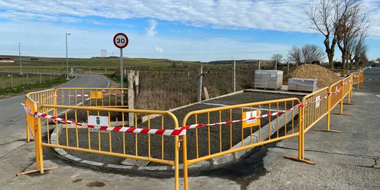 Villamayor ejecuta el acerado para facilitar el acceso al camino de la zona deportiva de ‘El Salinar’