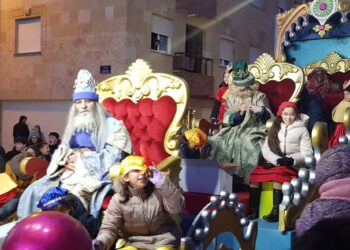 Melchor, Gaspar y Baltasar desfilan juntos en una gran carroza en Villares