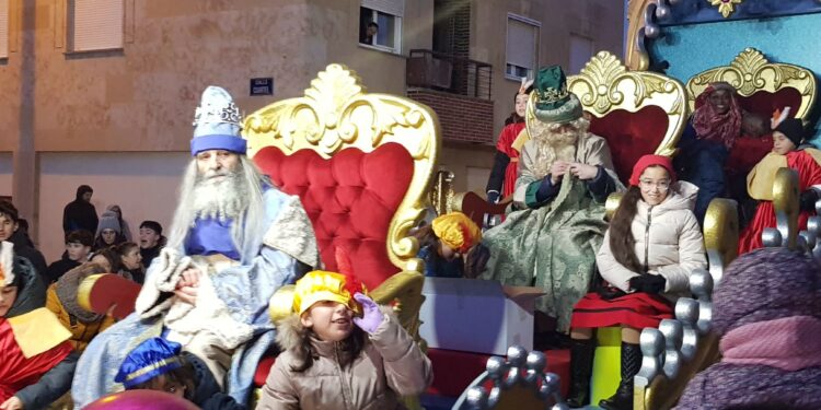 Melchor, Gaspar y Baltasar desfilan juntos en una gran carroza en Villares