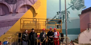 Los Quintos de 2004 de Villares estampan su sello en el mural de frontón para iniciar su fiesta