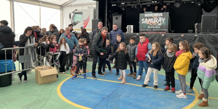 Cita con la tradición en Cabrerizos: Más de cien vecinos participan en el concurso de lanzamiento de boina