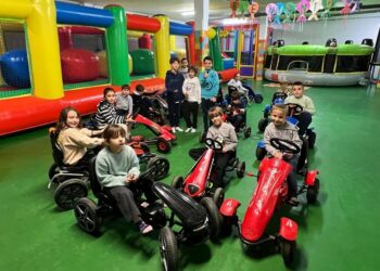 Los niños de Cabrerizos se divierten con los hinchables y karts del parque de ocio navideño