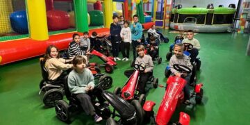 Los niños de Cabrerizos se divierten con los hinchables y karts del parque de ocio navideño