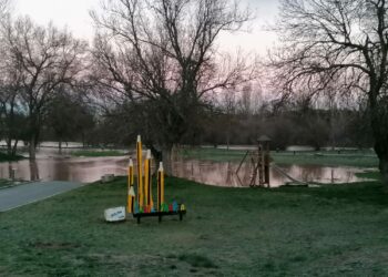 La crecida del río Tormes obliga al Ayuntamiento a cerrar la Isla del Soto como medida preventiva