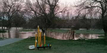 La crecida del río Tormes obliga al Ayuntamiento a cerrar la Isla del Soto como medida preventiva