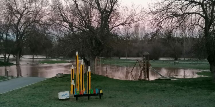 La crecida del río Tormes obliga al Ayuntamiento a cerrar la Isla del Soto como medida preventiva