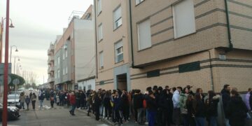 Los jóvenes de Santa Marta ‘pasan’ de polémicas y hacen cola en busca de las invitaciones para disfrutar de las verbenas de San Blas