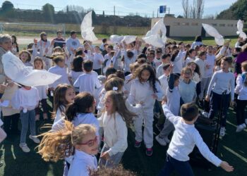 Los escolares de Santa Marta ondean sus palomas para pedir la paz en el mundo