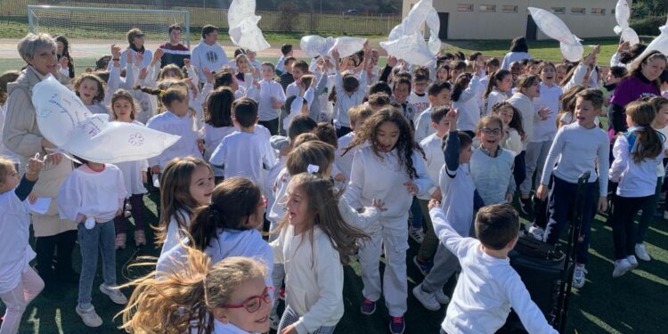 Los escolares de Santa Marta ondean sus palomas para pedir la paz en el mundo