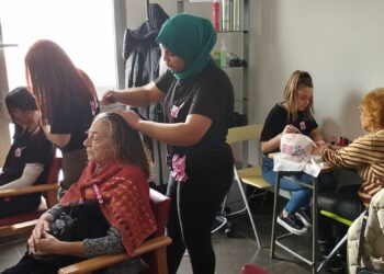 El programa ‘Peines por sonrisas’ ofrece a los mayores de Santa Marta los servicios de peluquería y manicura gratis a través del centro Hernández Vera