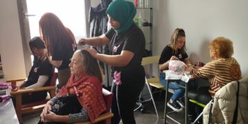 El programa ‘Peines por sonrisas’ ofrece a los mayores de Santa Marta los servicios de peluquería y manicura gratis a través del centro Hernández Vera