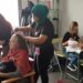 El programa ‘Peines por sonrisas’ ofrece a los mayores de Santa Marta los servicios de peluquería y manicura gratis a través del centro Hernández Vera